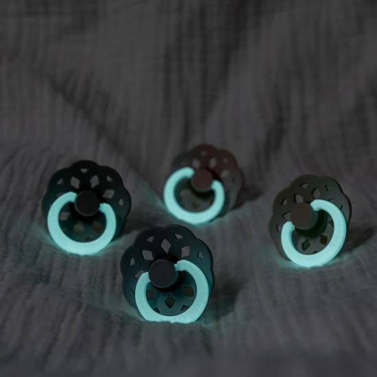 2 бр. Биберони BIBS COLOUR  Iron GLOW/Baby Blue GLOW, 6-18 месеца