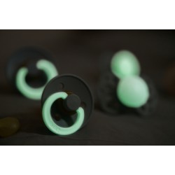 2 бр. Биберони BIBS COLOUR Vanilla GLOW/Dark Oak GLOW 6-18 месеца